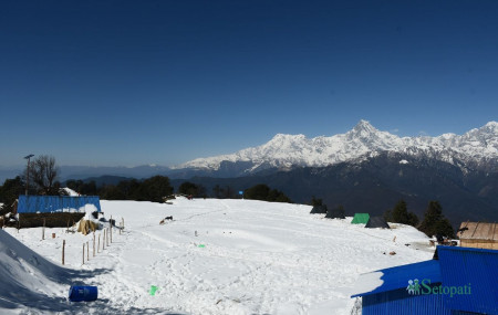 पोखरा नजिकै ताङतिङ गाउँको शिरमा क्रपुडाँडा र देखिएको अन्नपूर्ण हिमशृङ्खला। 